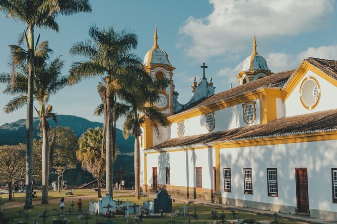 Walking Tour Alleys of Tiradentes - Right Street, the jail museum, and the four corners